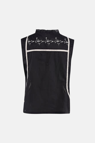 Zwarte mouwloze blouse van PULZ met witte bloemen borduurwerk en kant details, achterzijde weergegeven