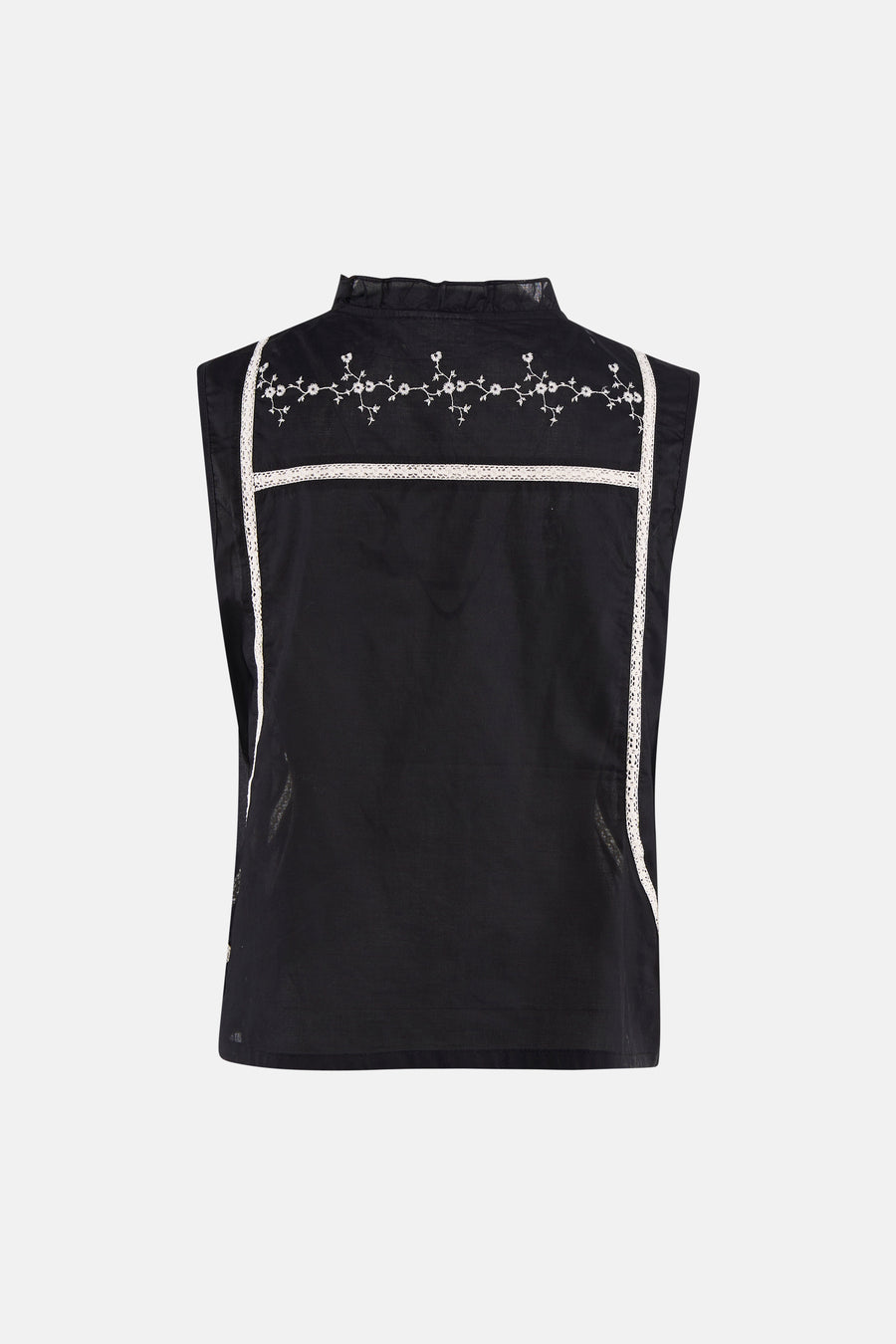 Zwarte mouwloze blouse van PULZ met witte bloemen borduurwerk en kant details, achterzijde weergegeven