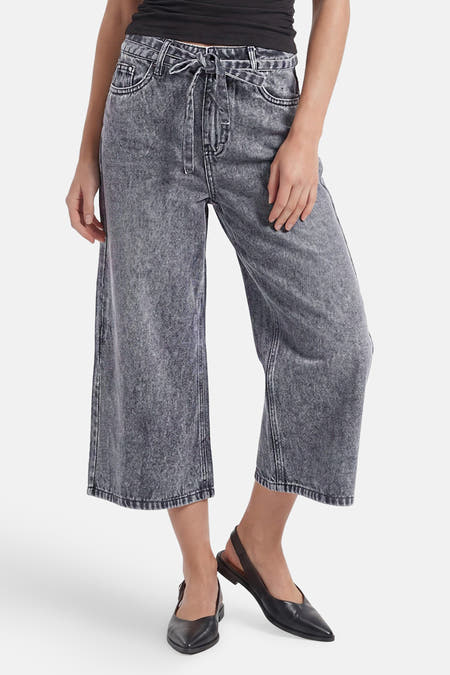 Grijze denim bermuda van PULZ met een verwassen look en strikceintuur in culotte-stijl.