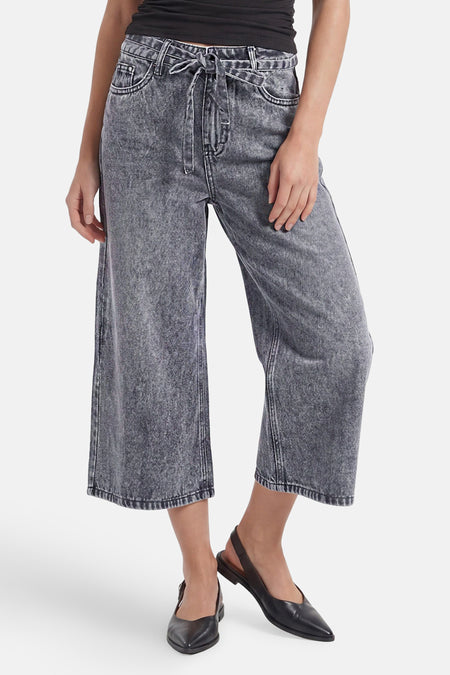 Grijze denim bermuda van PULZ met een verwassen look en strikceintuur in culotte-stijl.