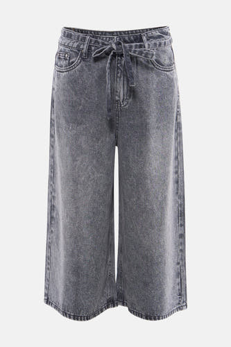 Grijze denim bermuda van PULZ met een paperbag taille, ceintuur en wijde pijpen.