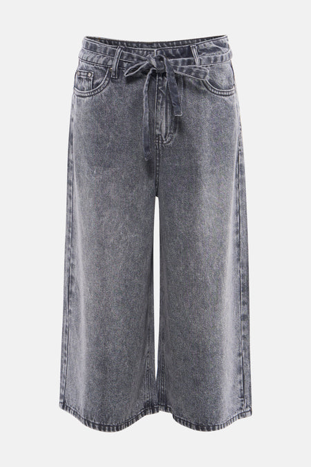 Grijze denim bermuda van PULZ met een paperbag taille, ceintuur en wijde pijpen.