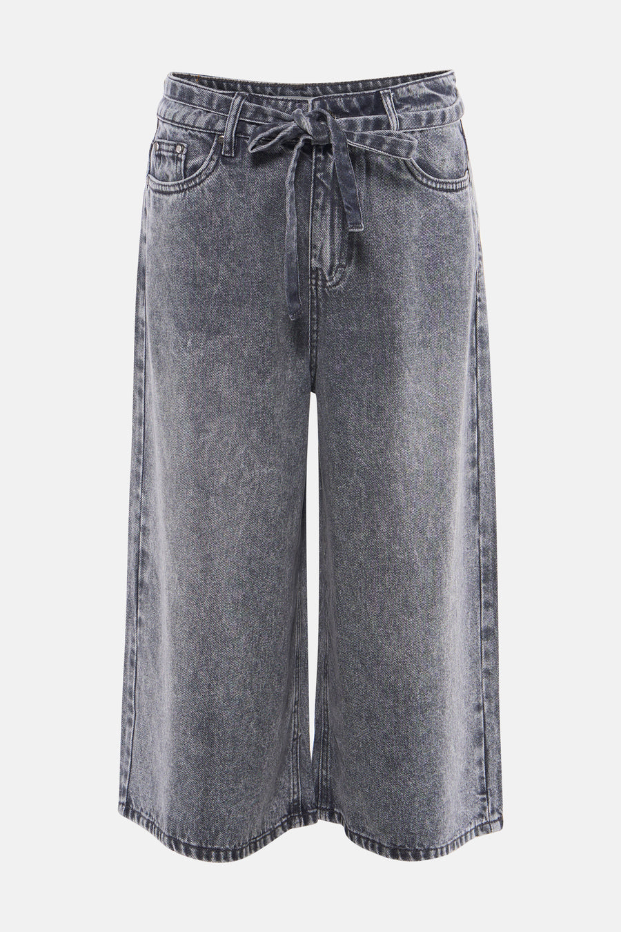 Grijze denim bermuda van PULZ met een paperbag taille, ceintuur en wijde pijpen.