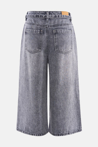 Grijze denim bermuda van PULZ met een vervaagde wassing en twee achterzakken, achterkant.