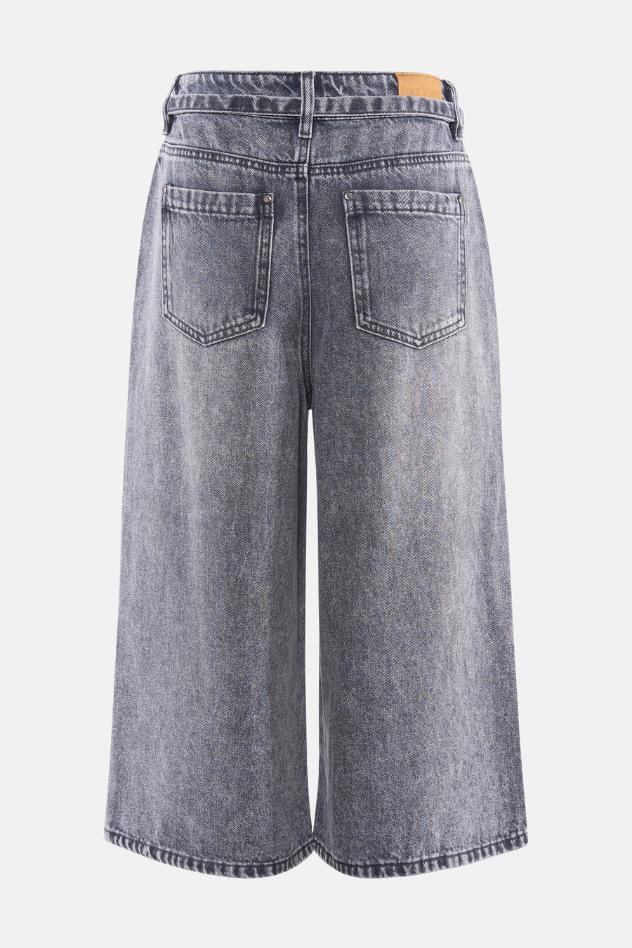 Grijze denim bermuda van PULZ met een vervaagde wassing en twee achterzakken, achterkant.