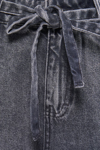 Grijze denim Bermuda van PULZ met een knoopceintuur detail aan de voorkant.