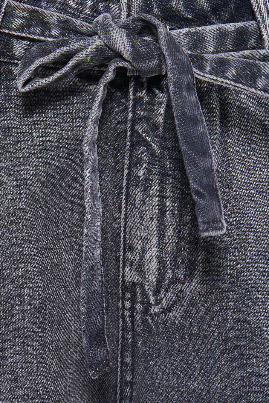 Grijze denim Bermuda van PULZ met een knoopceintuur detail aan de voorkant.