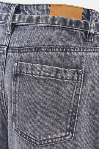 Grijze denim Bermuda van PULZ met een leren logopatch en achterzak met klinknagels.