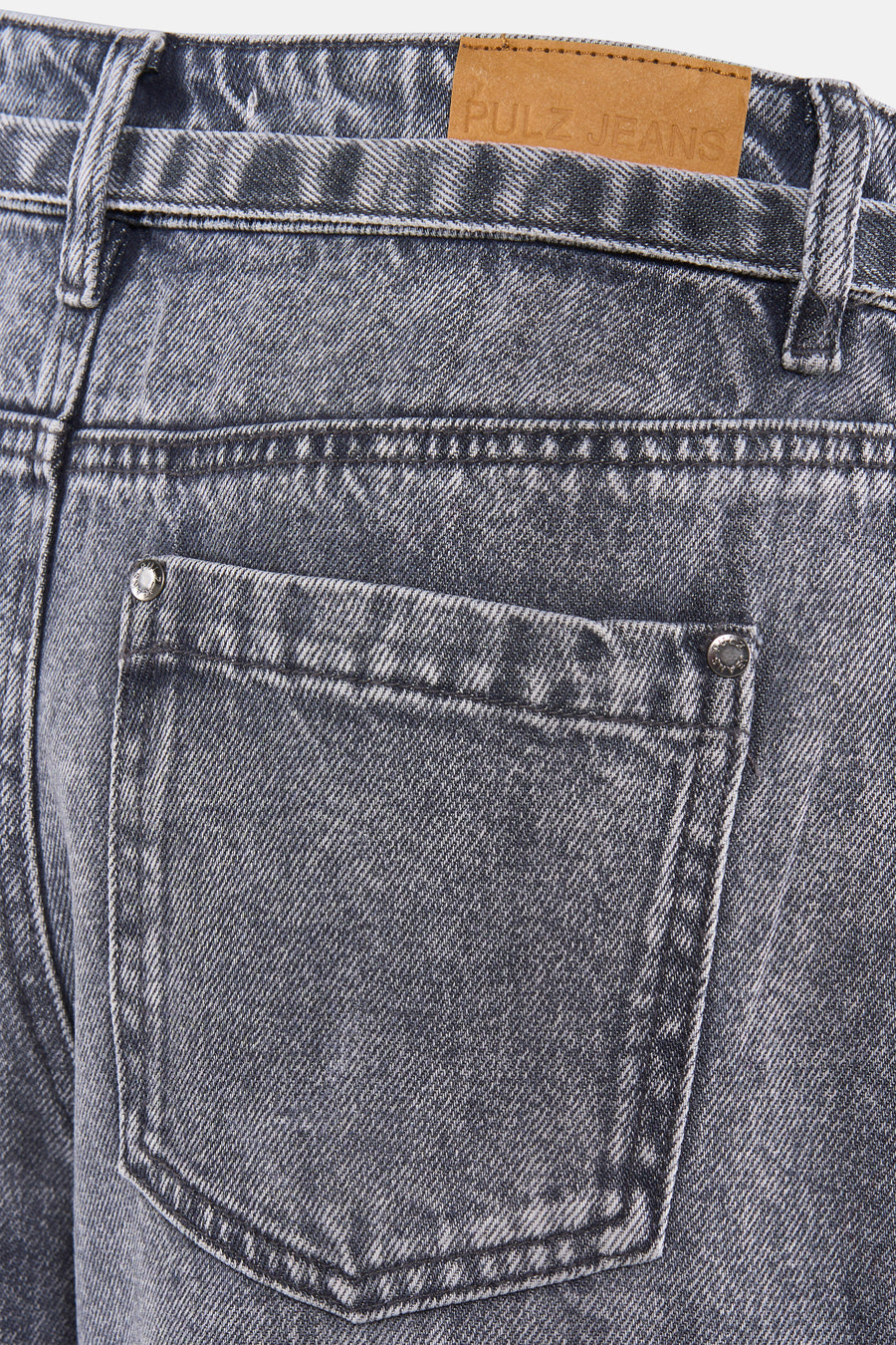 Grijze denim Bermuda van PULZ met een leren logopatch en achterzak met klinknagels.