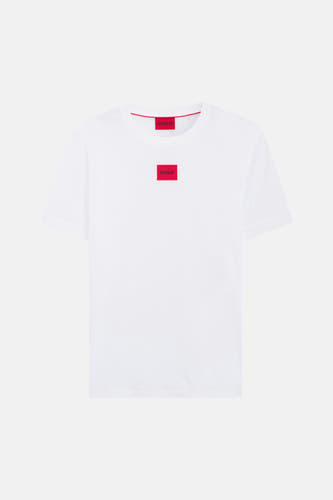 T-shirt blanc à manches courtes de HUGO, avec petit logo rouge sur la poitrine et dans la nuque.