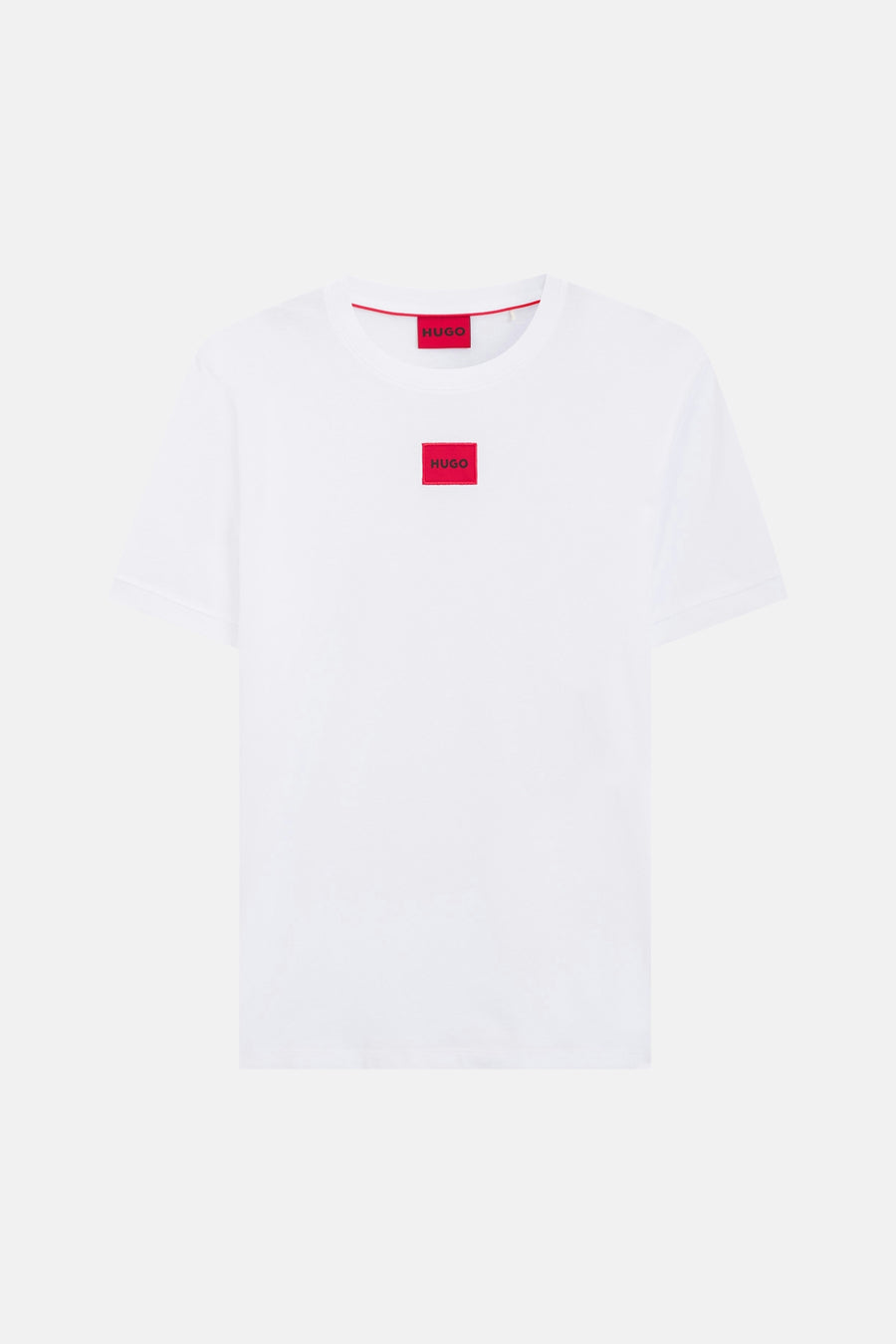 T-shirt blanc à manches courtes de HUGO, avec petit logo rouge sur la poitrine et dans la nuque.