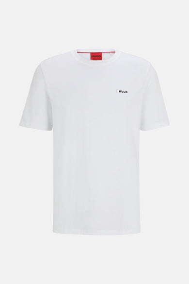T-shirt blanc à manches courtes de HUGO, avec un petit logo sur la poitrine et une patte de col rouge à l'intérieur du col.