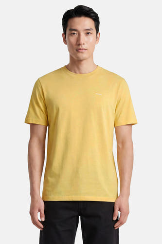 Geel T-shirt met korte mouwen van HUGO, met ronde hals en klein wit logo op de borst, gedragen door een man met zwarte broek.