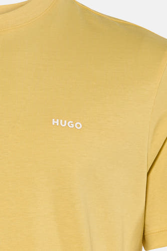Geel T-shirt met korte mouwen van HUGO, met fijne verticale textuur, wit reliëf logo op de borst en ronde hals.