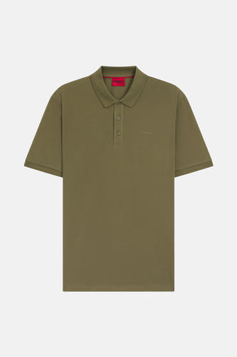 Groene polo met korte mouwen van HUGO, met een klassieke kraag en subtiel merklogo op de borst.