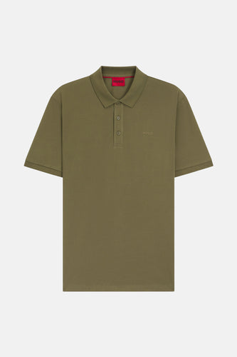 Olijfgroene HUGO poloshirt.