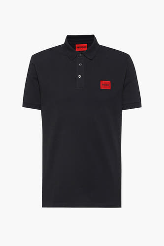 Zwarte polo van HUGO, met korte mouwen en rode logo details op de borst en kraag.