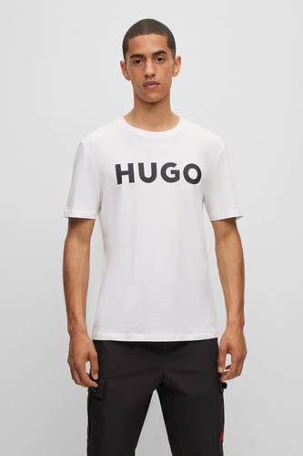 T-shirt blanc HUGO, vu de l'rièrerière combiné avec un pantalon noir à poches.