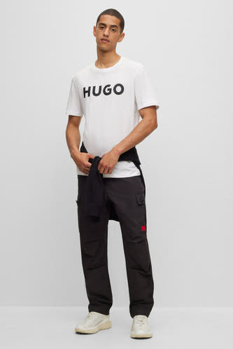 Wit T-shirt van HUGO, met korte mouwen en een groot zwart HUGO logo op de borst.