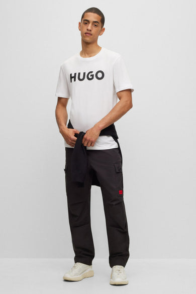 Wit T-shirt van HUGO, met korte mouwen en een groot zwart HUGO logo op de borst.