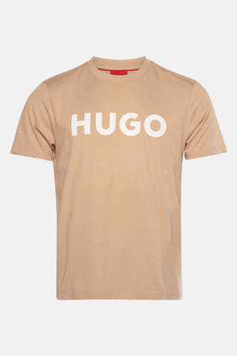 T-shirt beige à manches courtes de HUGO, avec un grand logo blanc sur la devanture.