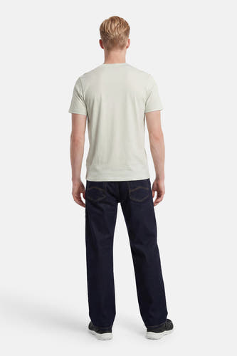 T-shirt vert de HUGO à manches courtes, montré sur un homme de dos, associé à un jean foncé.