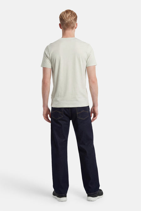 Groen T-shirt van HUGO met korte mouwen, getoond op een man van achteren, gecombineerd met donkere jeans.