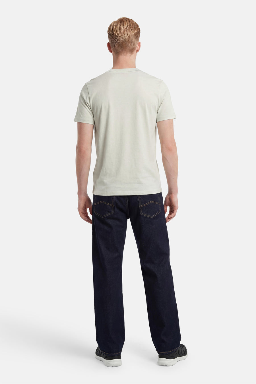 T-shirt vert de HUGO à manches courtes, montré sur un homme de dos, associé à un jean foncé.