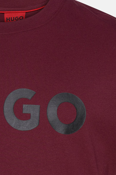 Bordeauxrood T-shirt met korte mouwen van HUGO, met zwarte opdruk van letters.