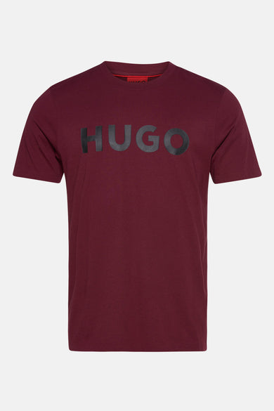 Bordeaux T-shirt met korte mouwen van HUGO, met zwarte merknaam op de borst.