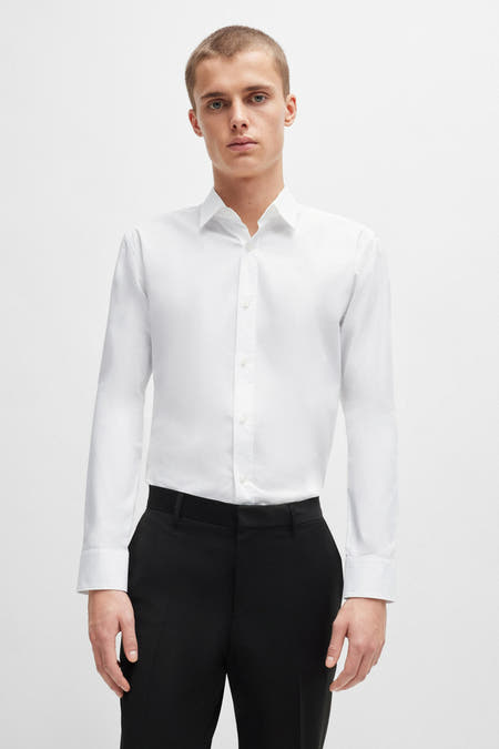 Wit overhemd met lange mouwen van HUGO, gedragen met een zwarte pantalon.