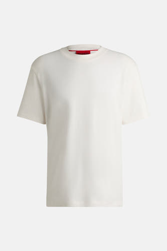 T-shirt blanc à manches courtes de HUGO, avec un logo subtil sur la poitrine et des accents rouges dans le col.