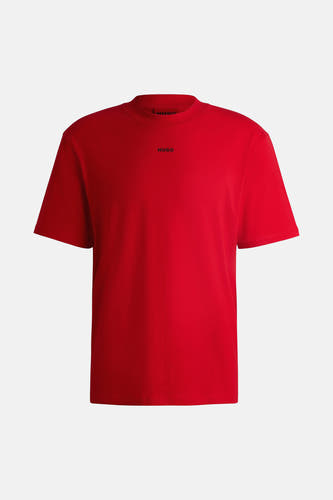 T-shirt rouge à manches courtes de HUGO, avec un nom de marque subtil sur la poitrine.