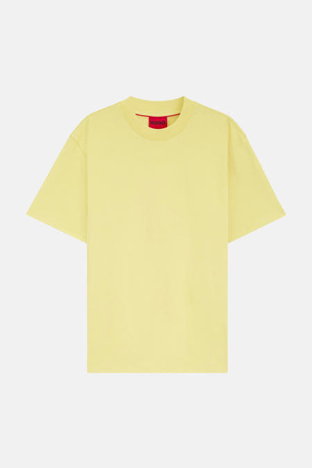 Geel T-shirt met korte mouwen van HUGO, met subtiel logo op de borst en een rode label in de nek.
