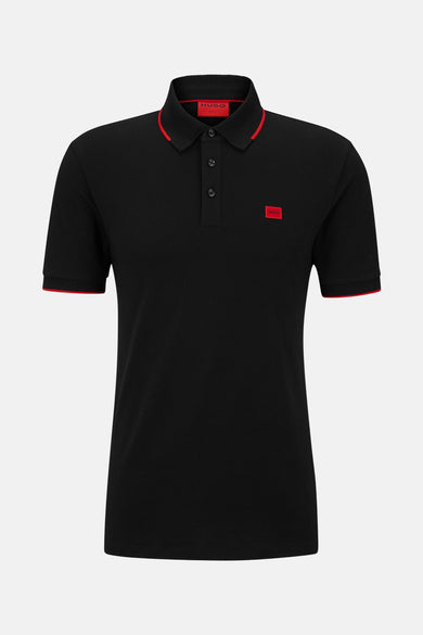 Zwarte polo met korte mouwen van HUGO, met rode accenten langs de kraag en mouwen.