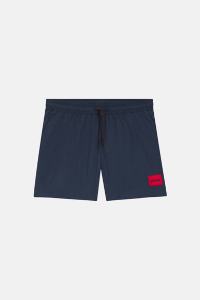 Short de bain bleu HUGO avec cordon de serrage et écusson de marque rouge.
