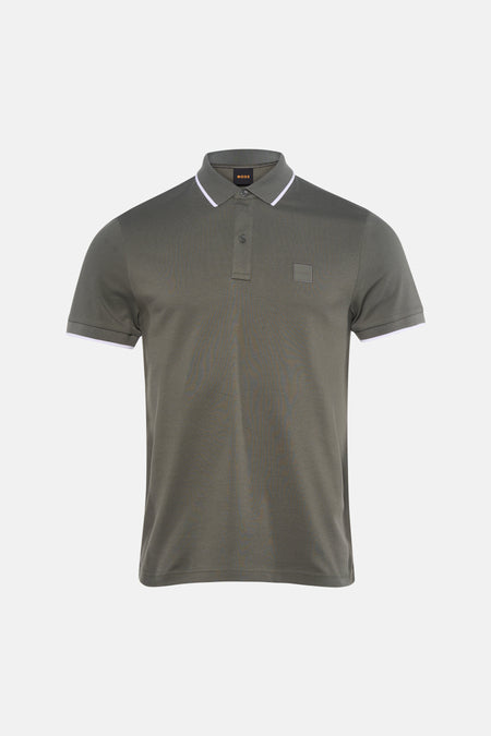 Kaki polo met witte kraagaccenten van HUGO BOSS ORANGE, voorzien van klein logo op borst, front view