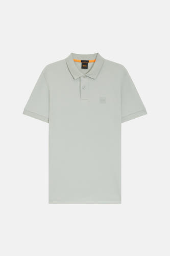 Groene polo met korte mouwen van HUGO BOSS ORANGE, met een verborgen logo op de borst.
