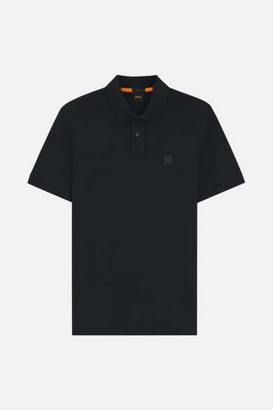 Blauw poloshirt met korte mouwen van BOSS, met een effen patroon en subtiel logo op de borst.