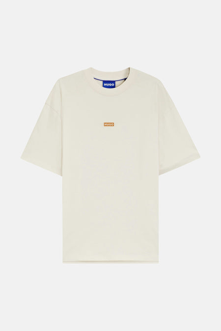 Ecru korte mouwen T-shirt van HUGO BLUE met klein logo op borst, ronde hals en blauw label aan kraag, front view
