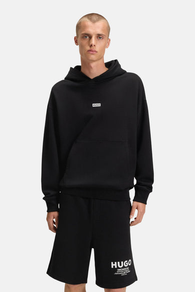 Pull-over noir avec capuche de HUGO BLUE, manches longues et logo imprimé sur la poitrine, short court.
