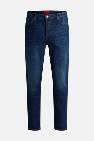 Donkerblauwe tapered jeans van HUGO, met een subtiele denimstructuur en contrasterende stiksels.