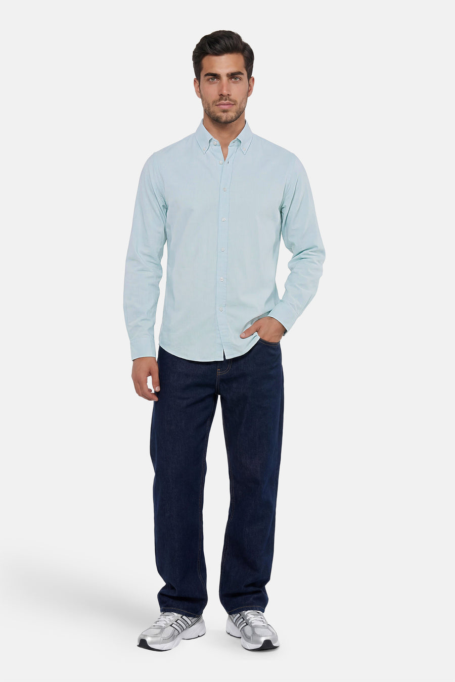 Blauw hemd van HUGO BOSS ORANGE met lange mouwen, button-down kraag, gedragen met een donkere jeans en sneakers.