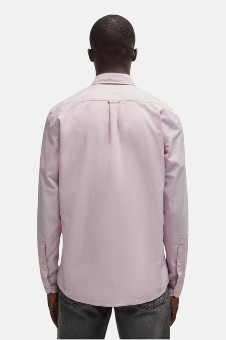 Roze lange mouwen overhemd van HUGO BOSS ORANGE, achterzijde met centrale rits, gestreept textuur, model draagt donkere jeans
