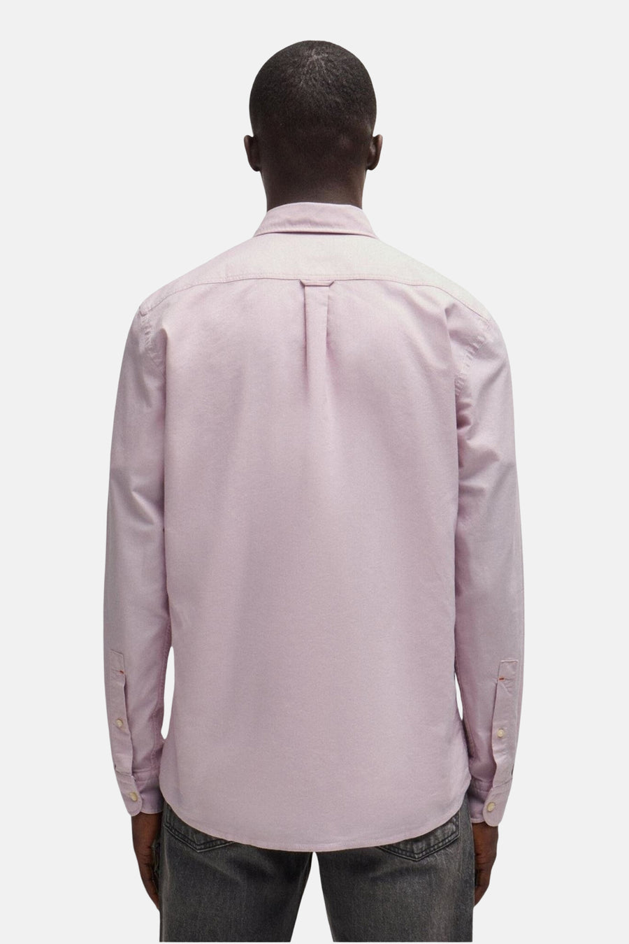 Roze lange mouwen overhemd van HUGO BOSS ORANGE, achterzijde met centrale rits, gestreept textuur, model draagt donkere jeans