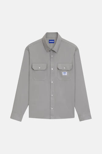 Grijs overhemd met lange mouwen van HUGO BLUE, met twee borstzakken en knoopsluiting, op een witte achtergrond.

