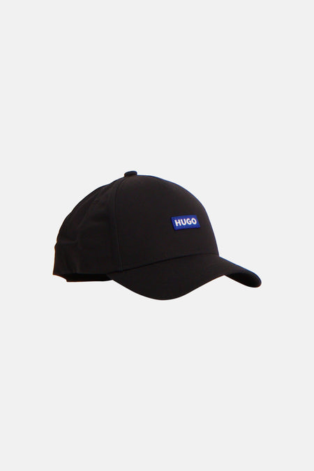Casquette noire HUGO BLUE avec étiquette rectangulaire bleue et logo HUGO blanc, vue de profil.