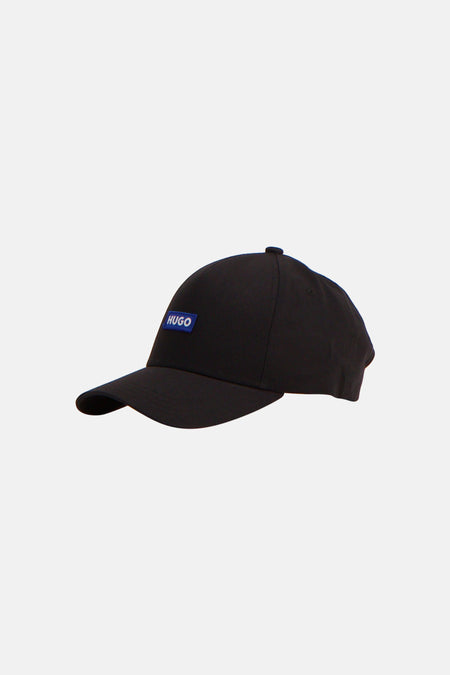 Zwarte pet van HUGO BLUE met blauw HUGO-label, van de zijkant gezien.