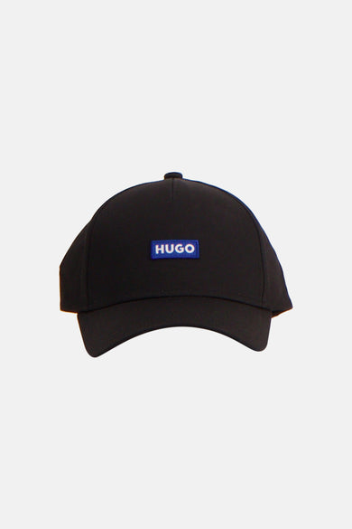 Zwarte pet van HUGO BLUE met blauw logo op de voorkant.