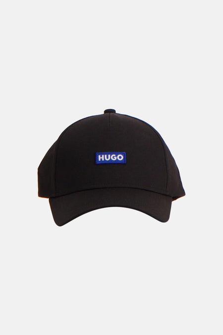 Casquette noire HUGO BLUE avec logo bleu sur le devant.